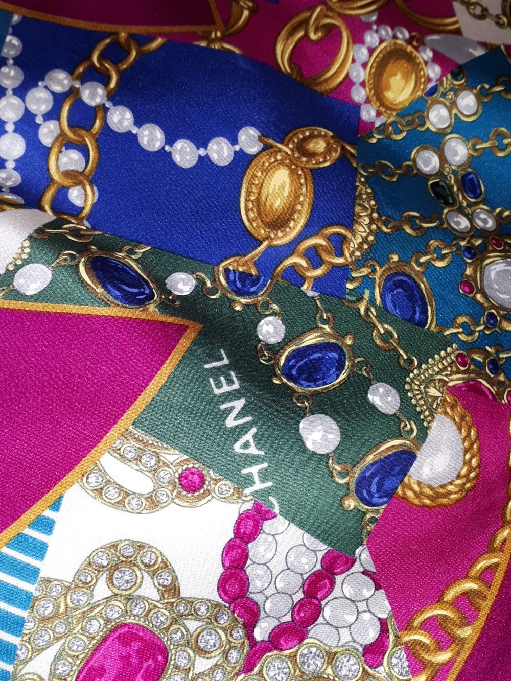 CHANEL 100% Silk Scarf Gorgeous & Luxurious with Multicolor CC Logo Authentic - Picture 12 of 15